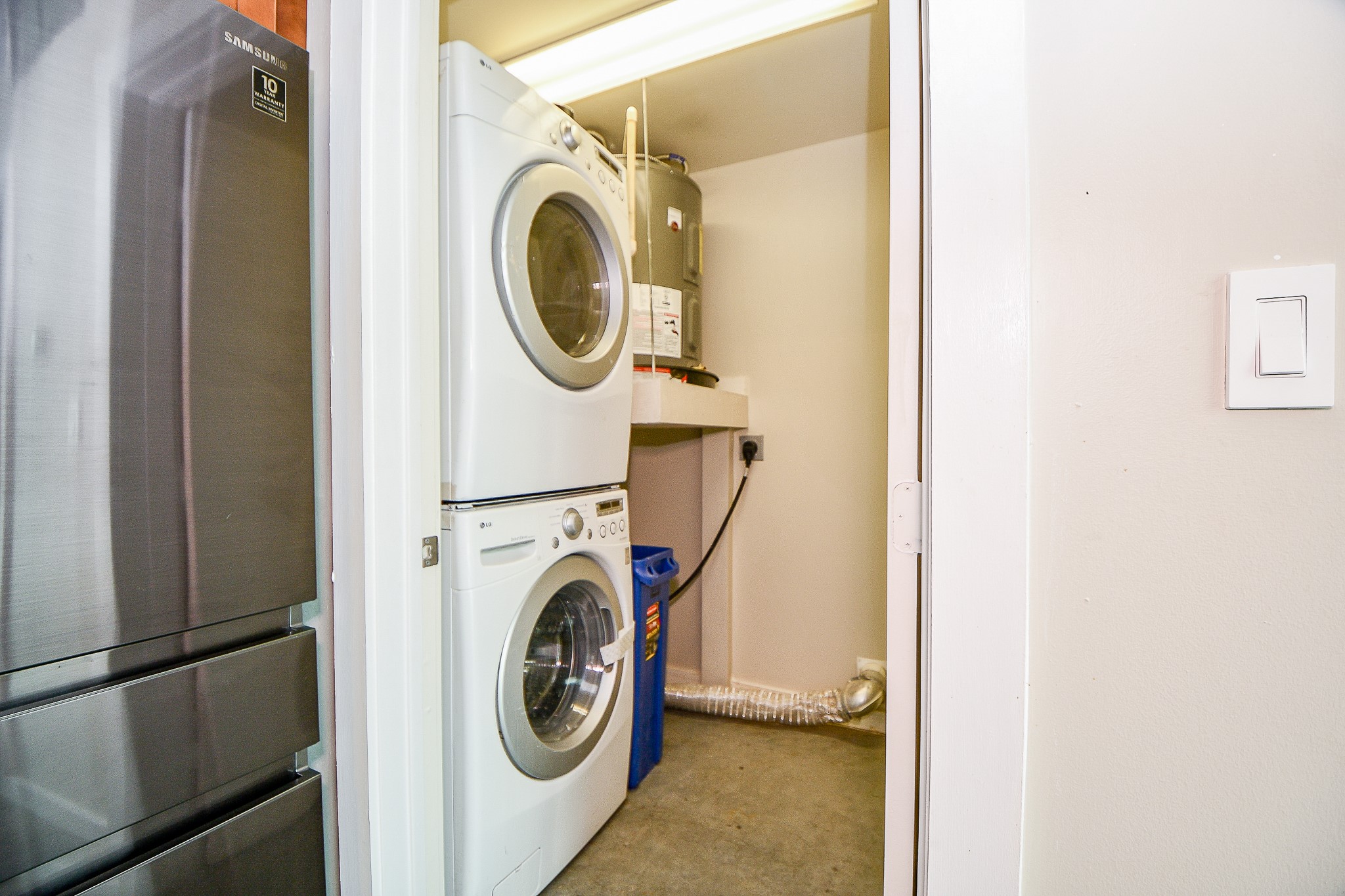 2000 Bagby Street, Unit 5441 Houston, TX 77002 - Photo 29 of 34 a utility room with dryer and washer