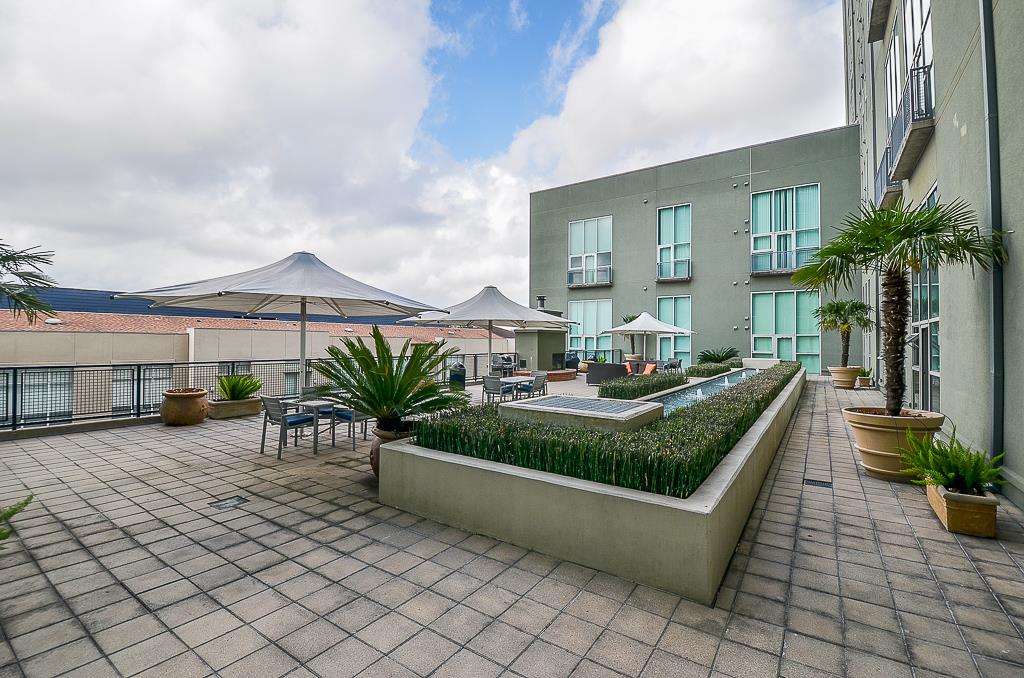 2000 Bagby Street, Unit 5441 Houston, TX 77002 - Photo 31 of 34 a view of a house with backyard and sitting area