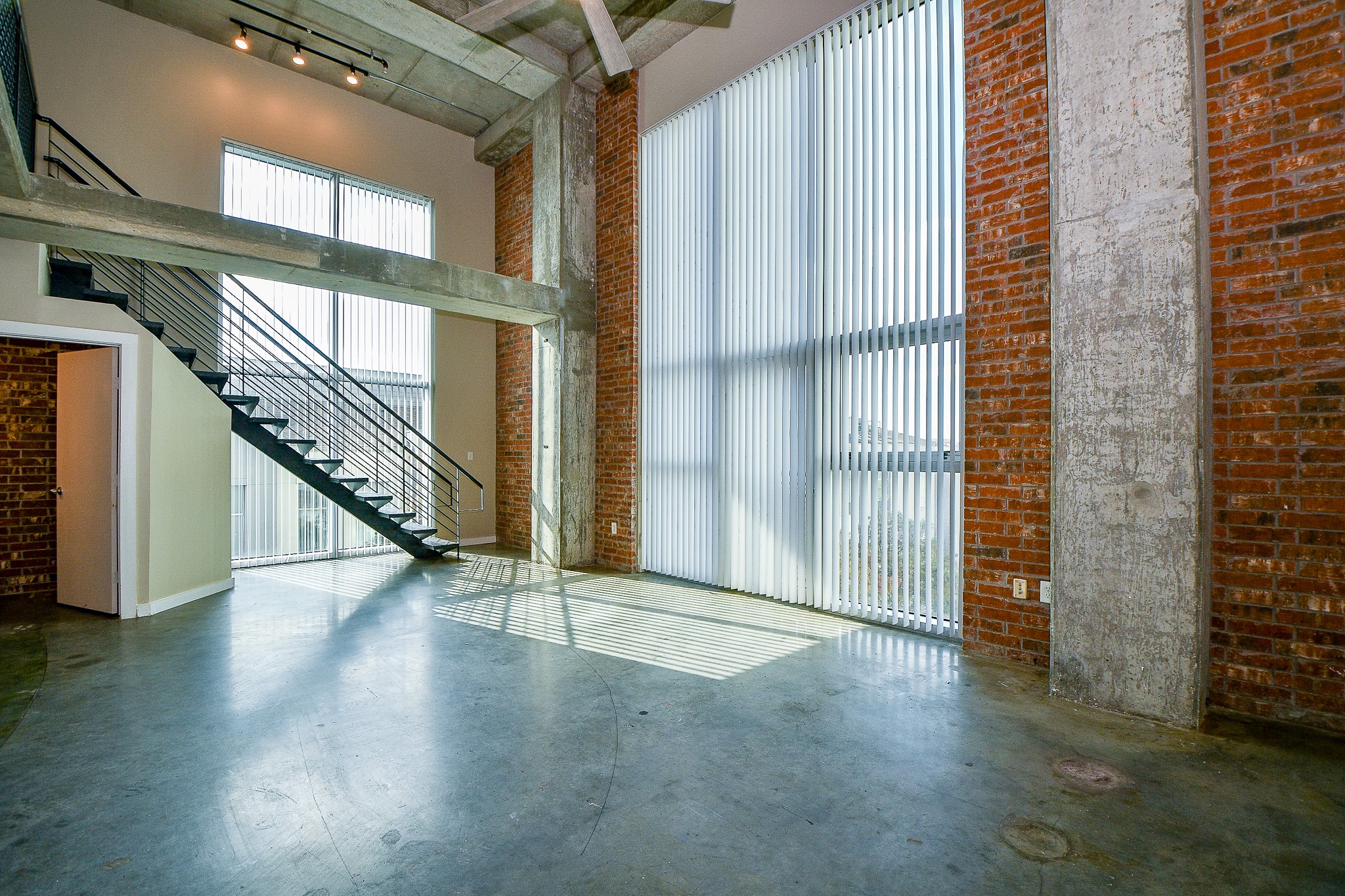 2000 Bagby Street, Unit 5441 Houston, TX 77002 - Photo 9 of 34 a view of an entryway with wooden floor