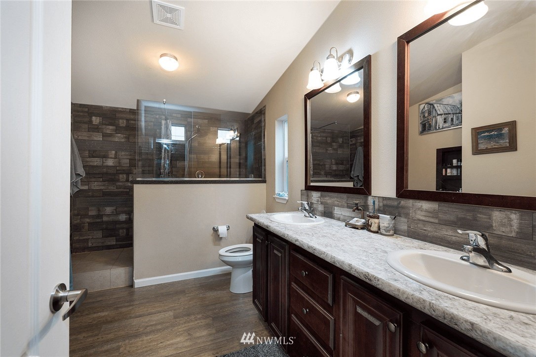 206 Senn Road Chehalis, WA 98532 - Photo 11 of 27 a bathroom with a sink and a mirror