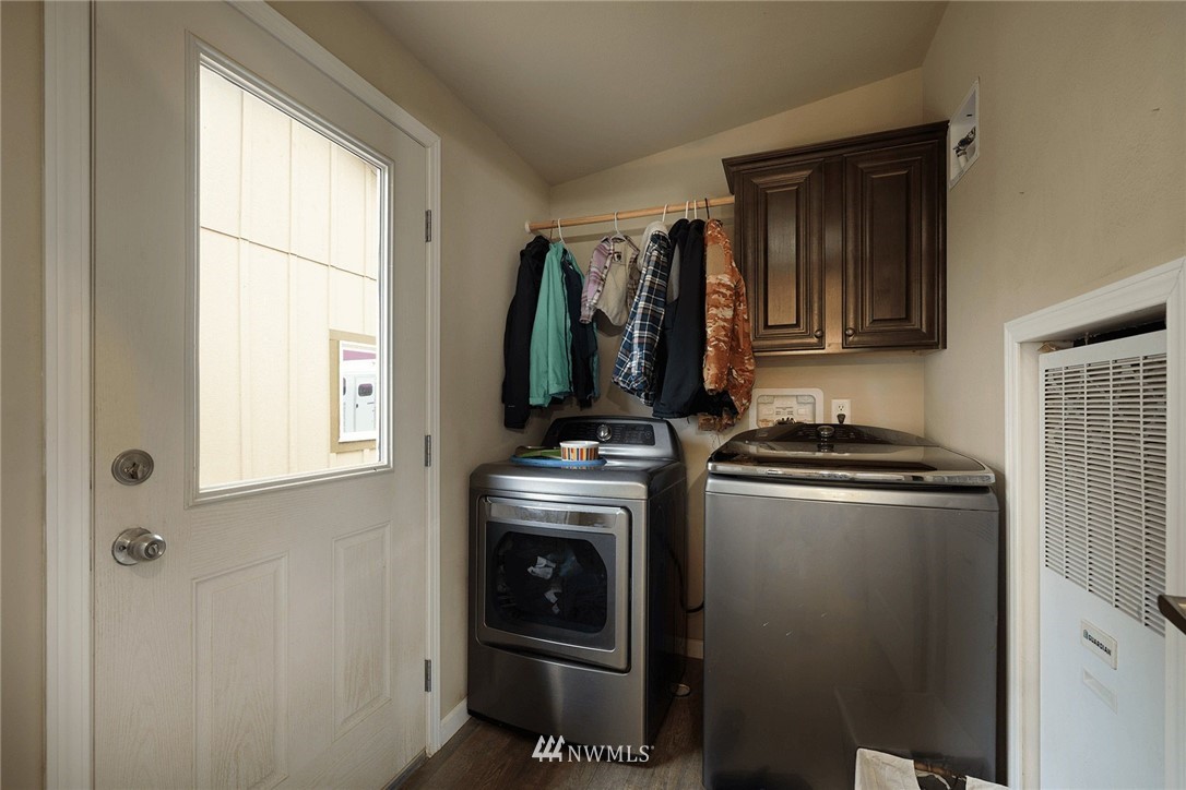 206 Senn Road Chehalis, WA 98532 - Photo 17 of 27 a kitchen with a stove and a refrigerator