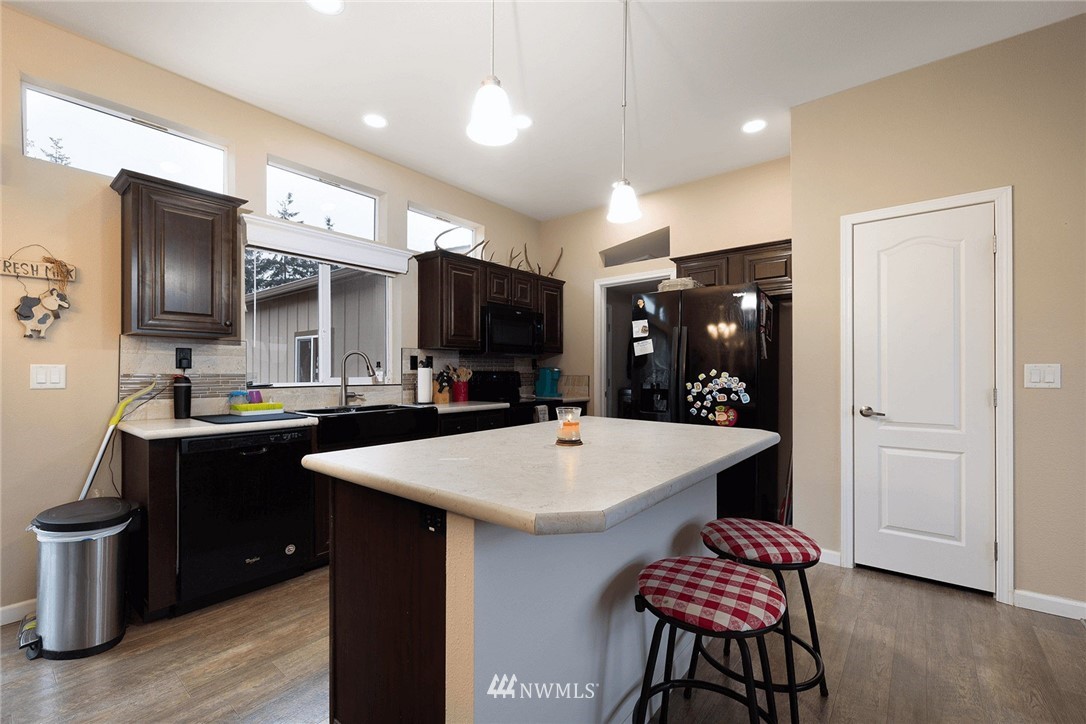 206 Senn Road Chehalis, WA 98532 - Photo 6 of 27 a large kitchen with a table and chairs