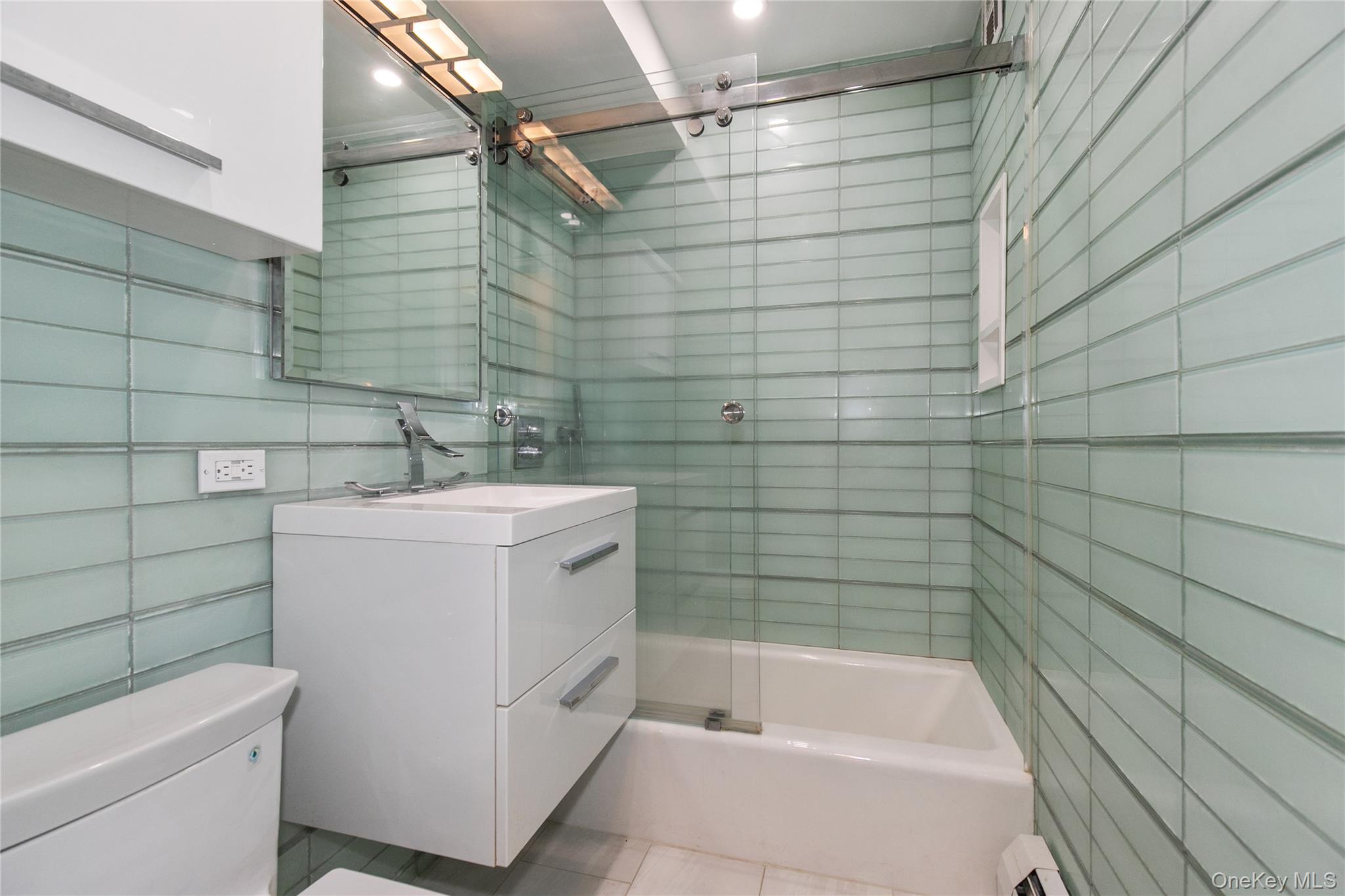 185 South Middle Neck Road, Unit 1L Great Neck, NY 11021 - Photo 16 of 23 Gallery Image 16