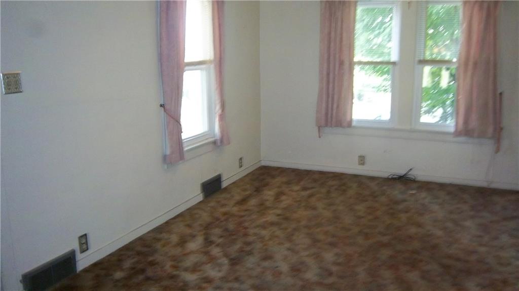 3118 Ridge Avenue Aliquippa, PA 15001 - Photo 2 of 17 Living Room