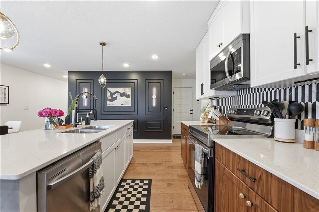 8809 Southwest 9th Terrace Blue Springs, MO 64064 - Photo 4 of 28