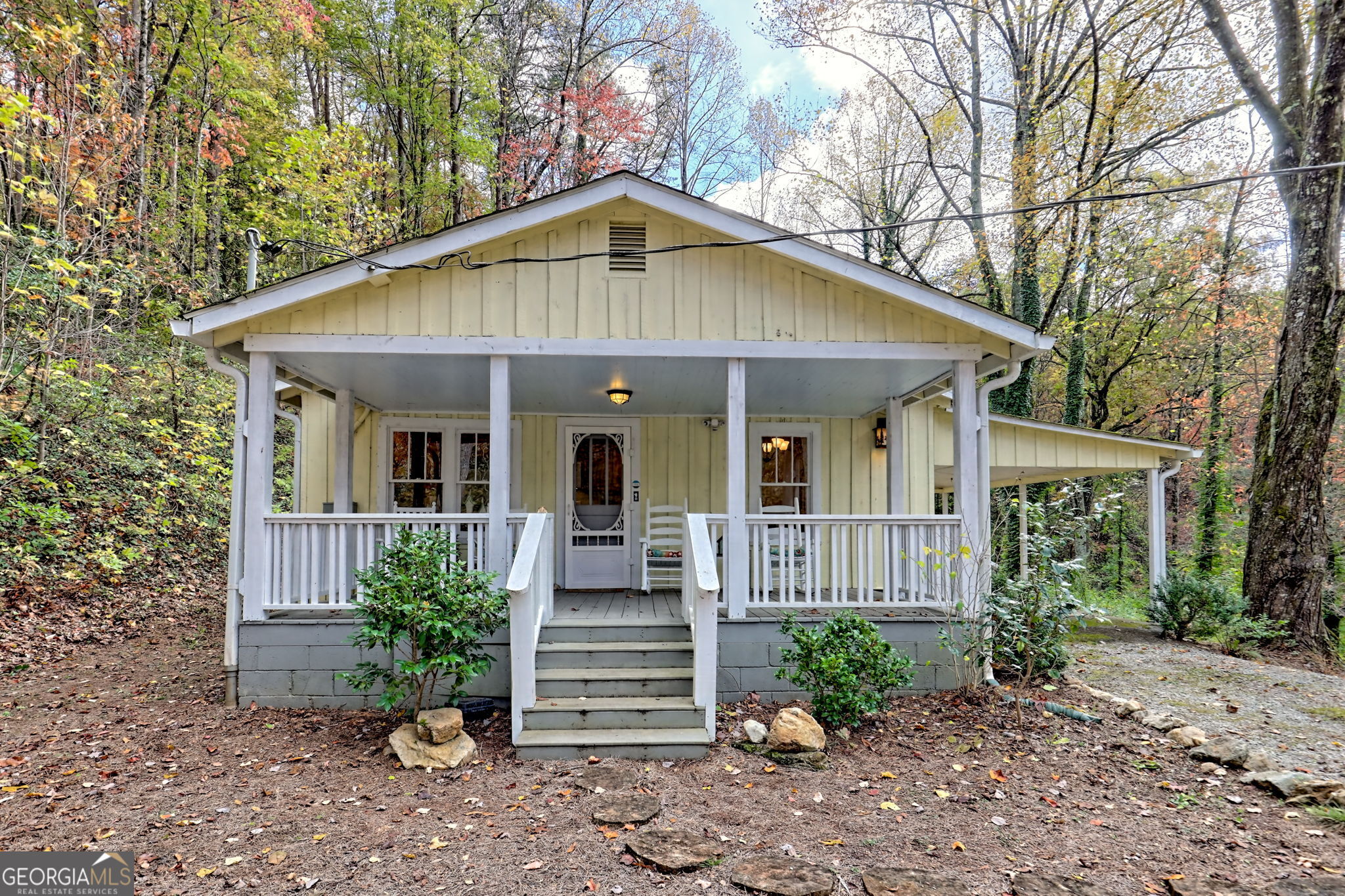 a view of a house with a yard