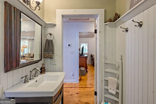 a en suite bathroom with a sink and a mirror