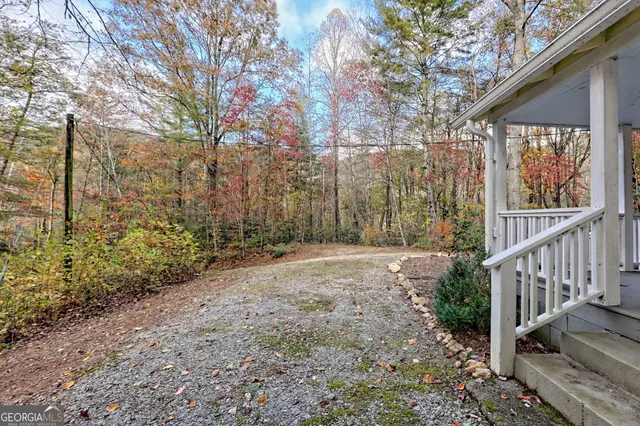 a view of a backyard with pathway