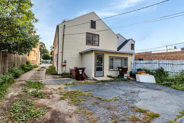 a view of a house with backyard
