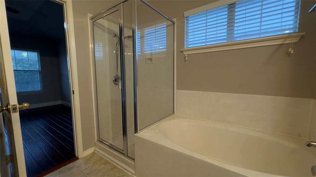 1900 Scofield Ridge Parkway, Unit 5501 Austin, TX 78727 - Photo 8 of 21 A well-appointed bathroom offers both a shower enclosure and a generous soaking tub.