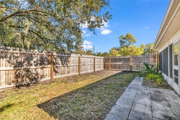 a view of a backyard