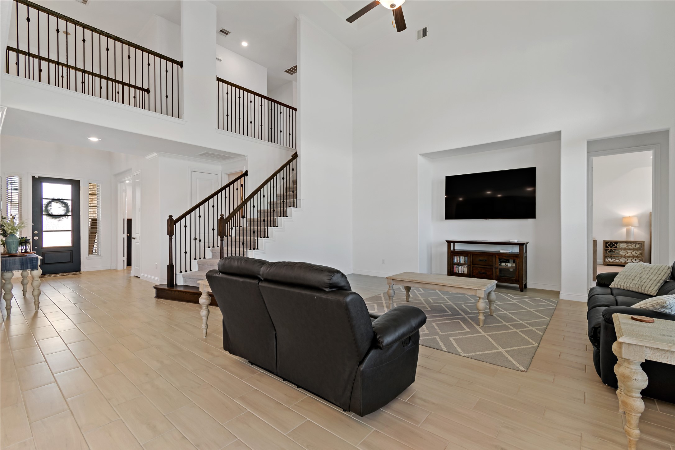 13803 Sturcombe Gln Trail Rosharon, TX 77583 - Photo 11 of 50 Livingroom