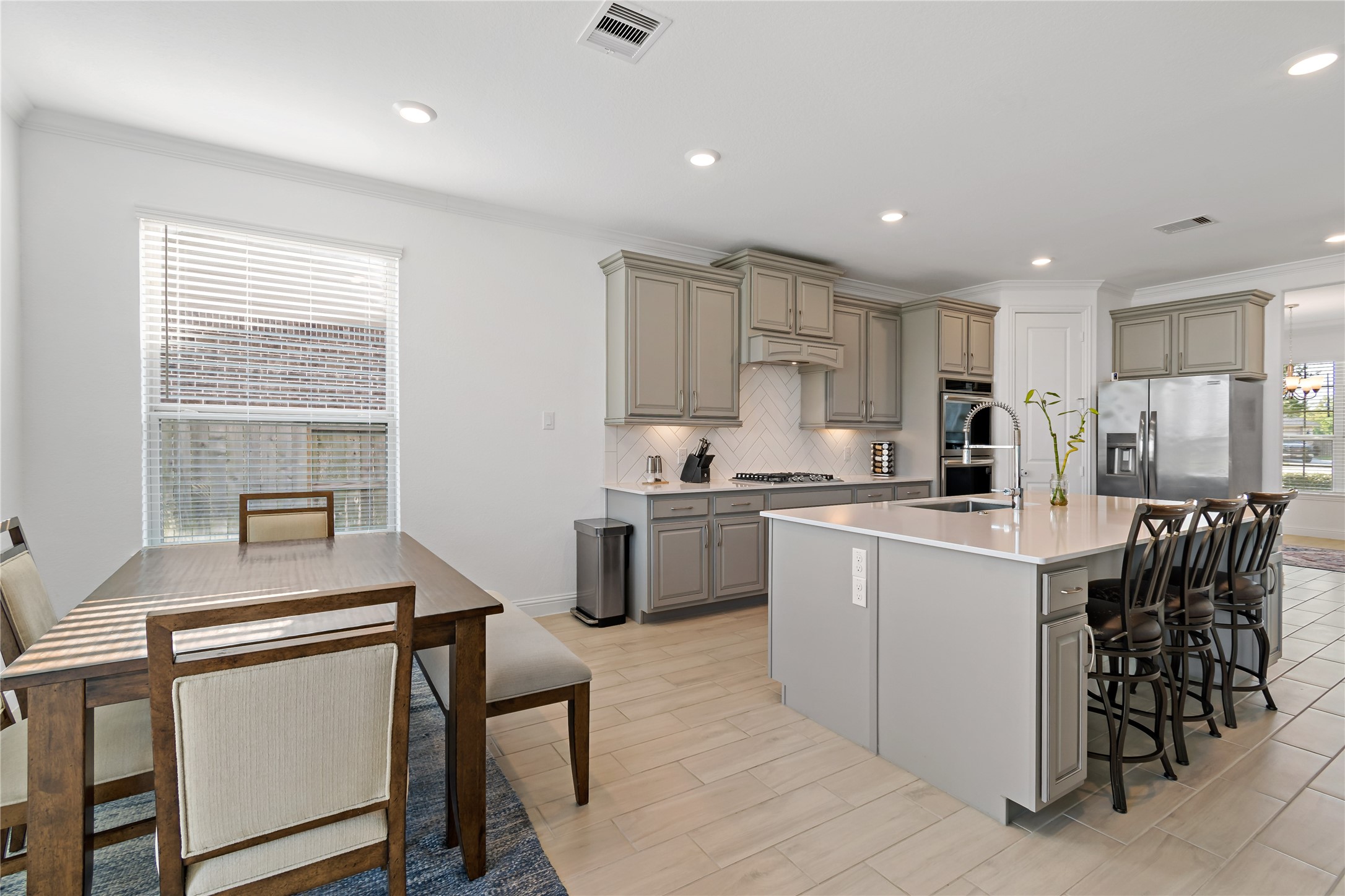 13803 Sturcombe Gln Trail Rosharon, TX 77583 - Photo 16 of 50 Kitchen & Breakfast area