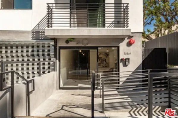 $3,995 | 10867 Fruitland Drive, Unit 504, Studio City, CA 91604