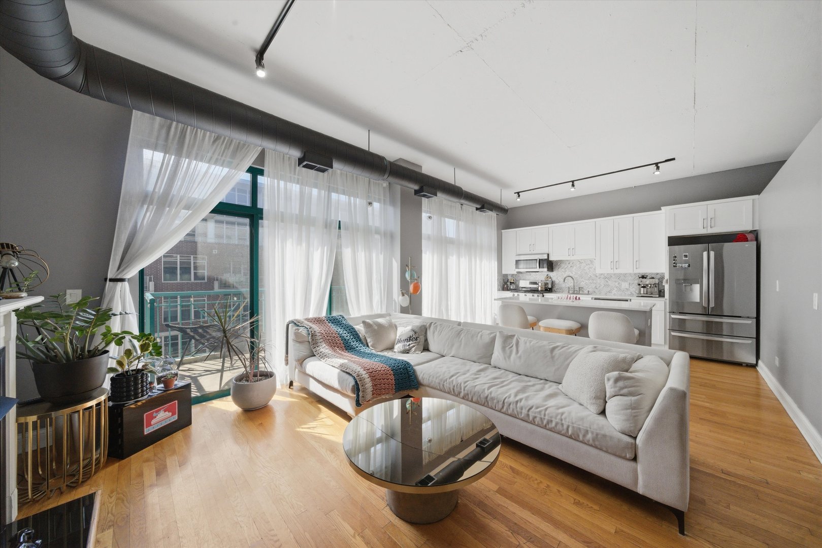 910 West Madison Street, Unit 803 Chicago, IL 60607 - Photo 5 of 15 a living room with furniture and a large window