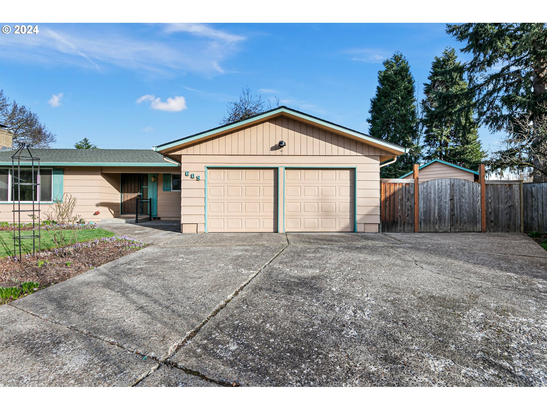 609 Rowan Avenue Springfield, OR 97477 - Photo 26 of 32 a view of garage and yard