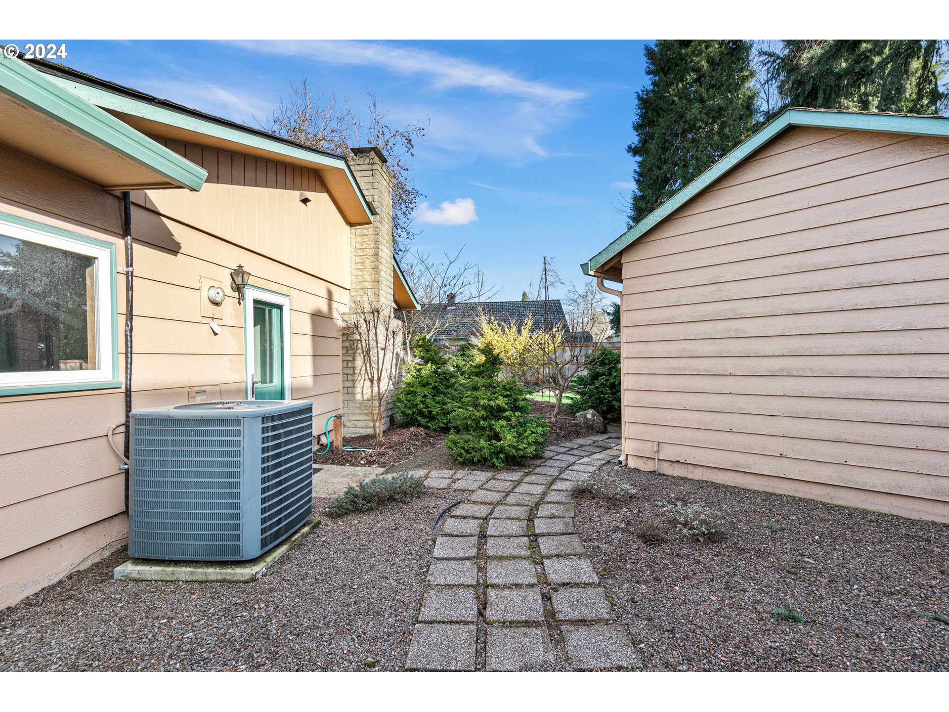 609 Rowan Avenue Springfield, OR 97477 - Photo 27 of 32 a view of outdoor space and yard