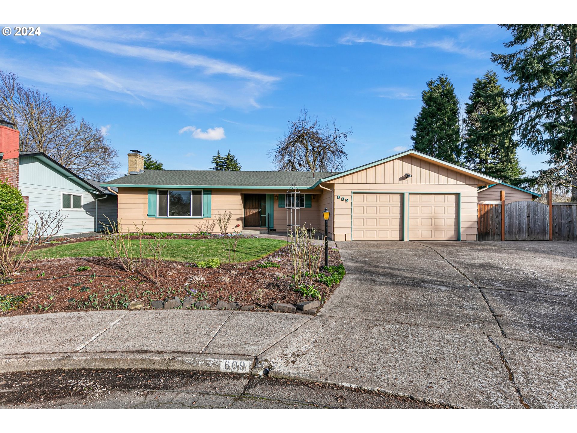 609 Rowan Avenue Springfield, OR 97477 - Photo 31 of 32 a front view of a house with a garden