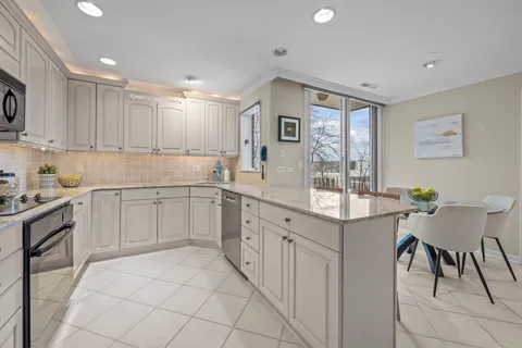 $629,900 | 1350 North Western Avenue, Unit 310, Lake Forest, IL 60045