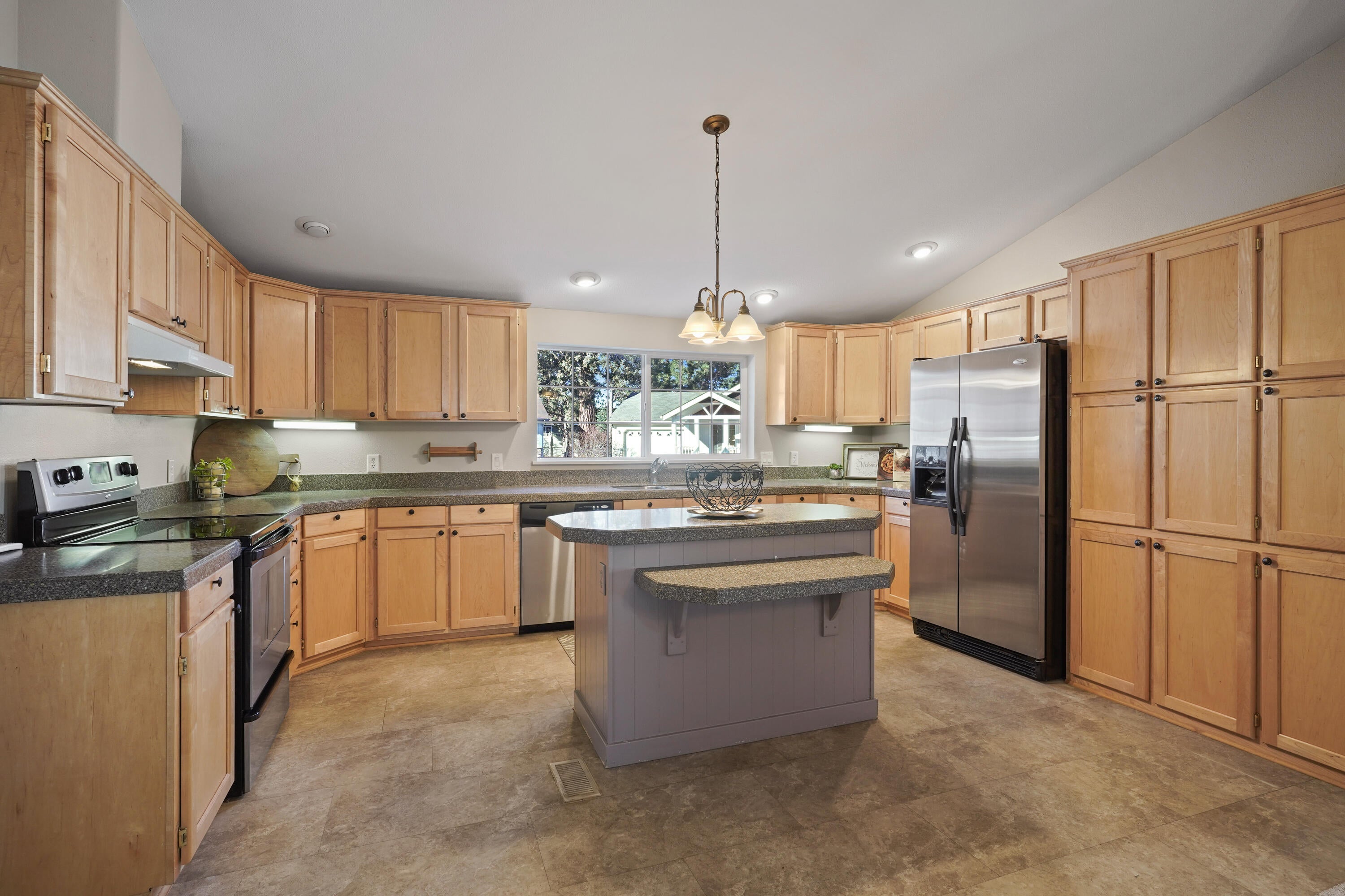 159 North Wheeler Loop Sisters, OR 97759 - Photo 14 of 25 Kitchen/Breakfast Bar