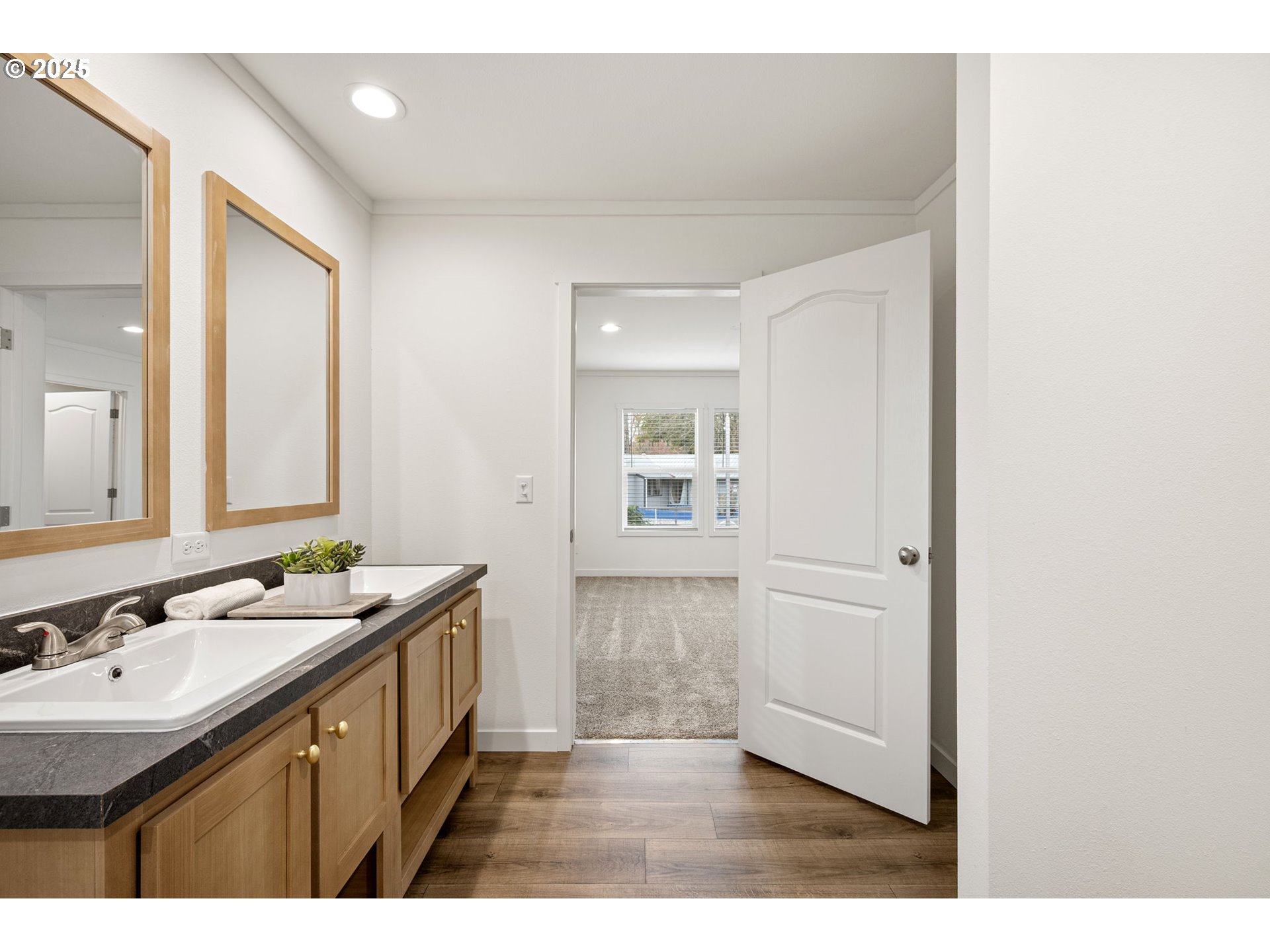 4900 Royal Avenue, Unit 105 Eugene, OR 97402 - Photo 15 of 26 En Suite Bathroom