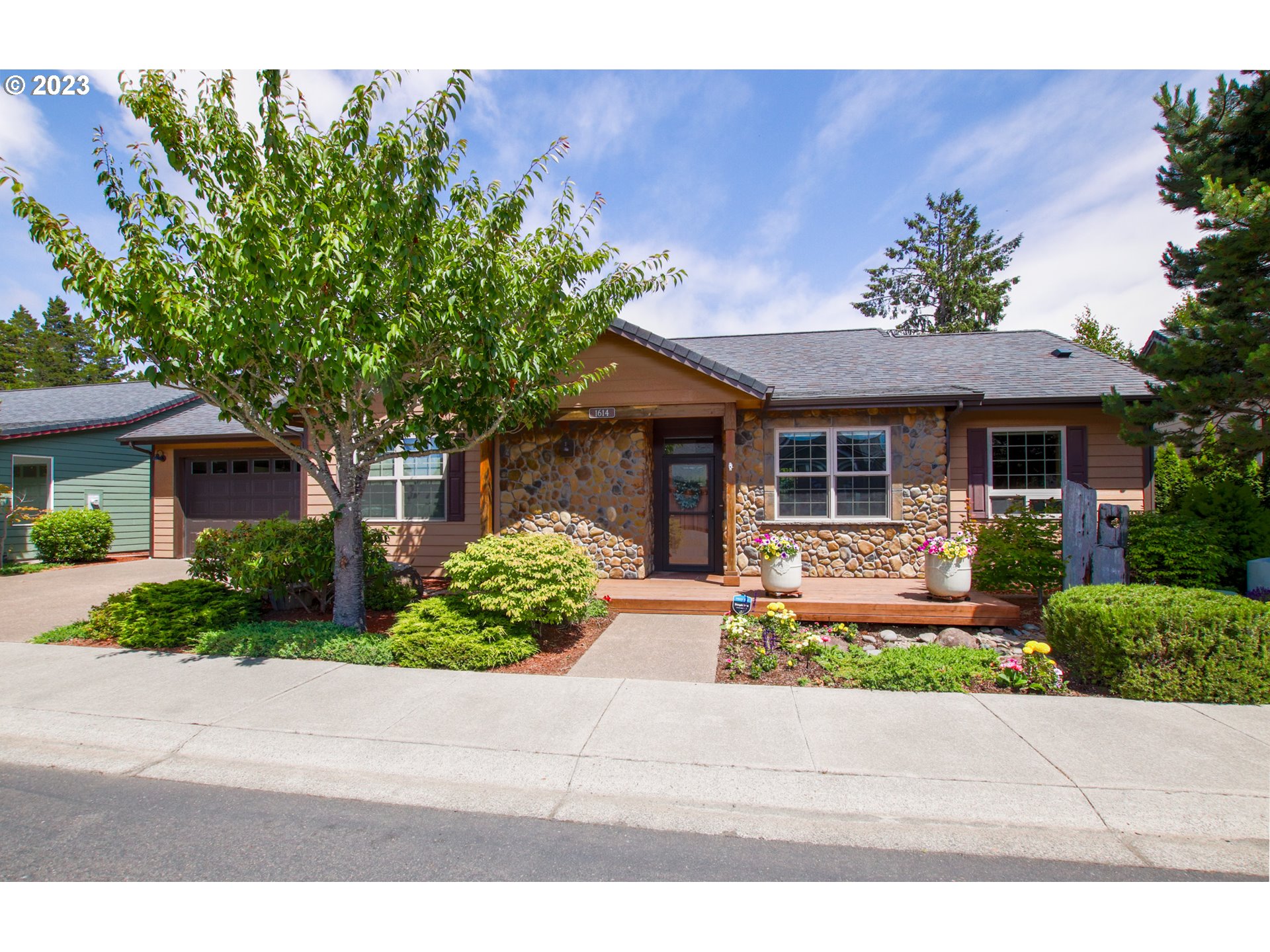 1614 38th Loop Florence, OR 97439 - Photo 1 of 23 Gallery Image 1