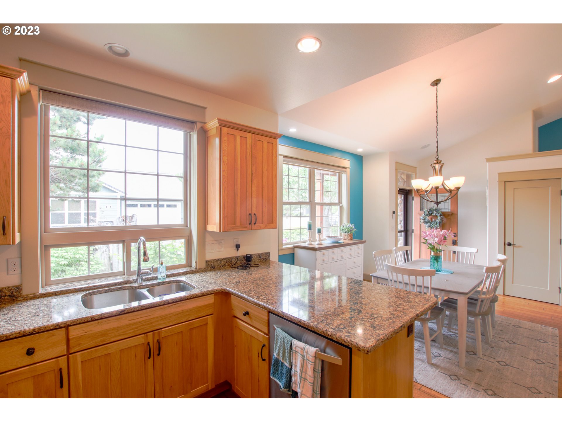 1614 38th Loop Florence, OR 97439 - Photo 11 of 23 Kitchen/Dining Room