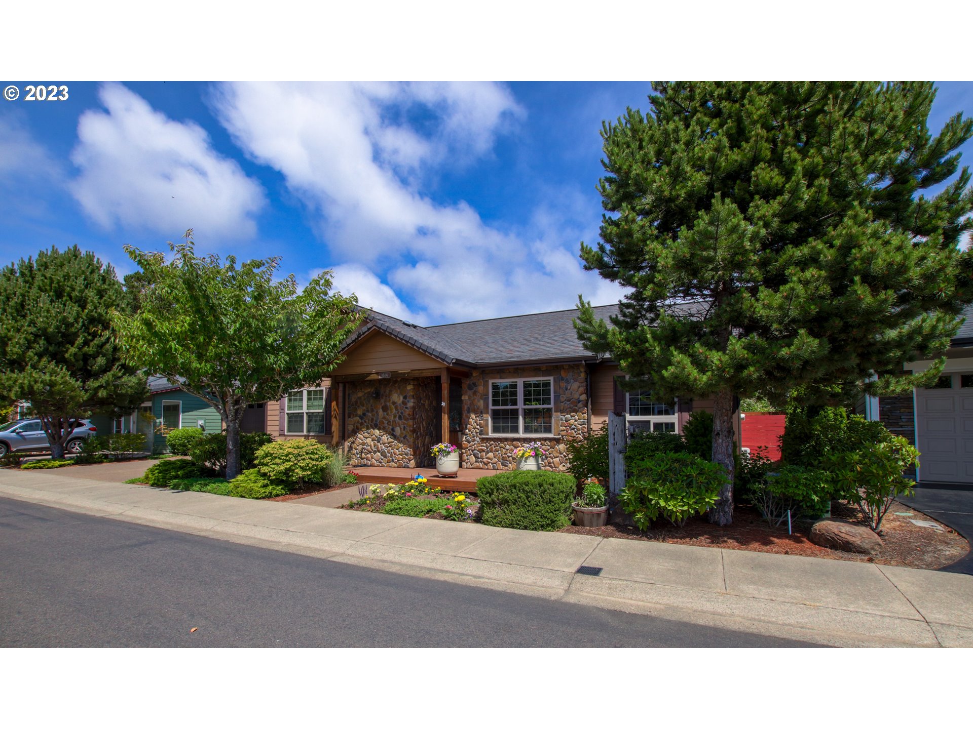 1614 38th Loop Florence, OR 97439 - Photo 2 of 23 Gallery Image 2
