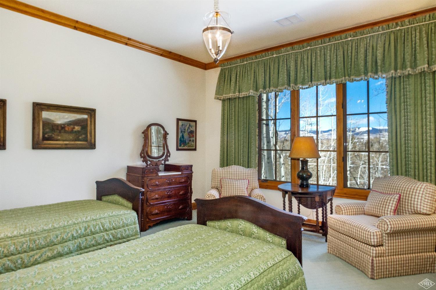 157 Pilgrim Drive Edwards, CO 81632 - Photo 25 of 29 a living room with furniture