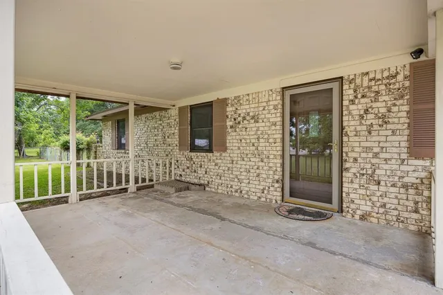 a view of empty room with windows