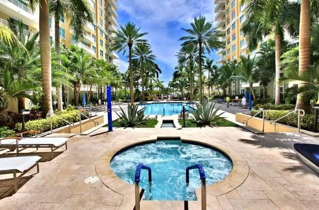 $5,750 | 625 Casa Loma Boulevard, Unit 304, Boynton Beach, FL 33435