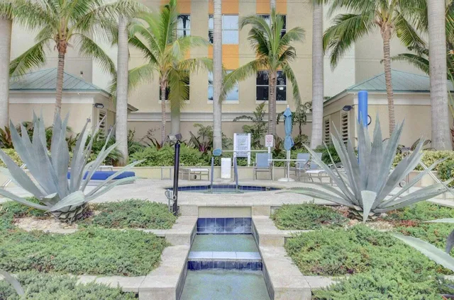 $5,750 | 625 Casa Loma Boulevard, Unit 304, Boynton Beach, FL 33435