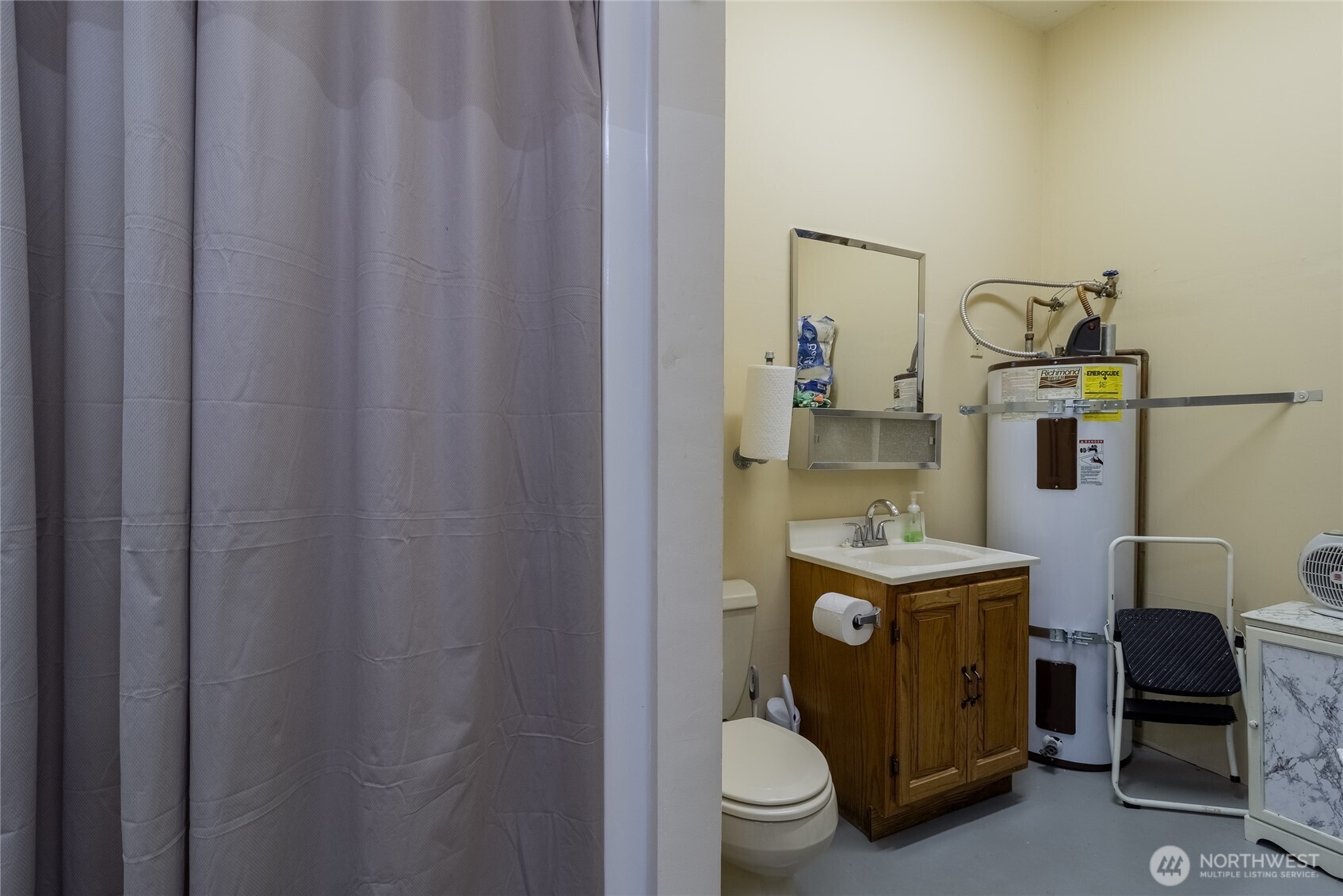 1343 Highland Road Walla Walla, WA 99362 - Photo 36 of 40 a bathroom with a toilet mirror and vanity