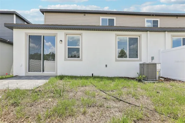 a view of a house with backyard