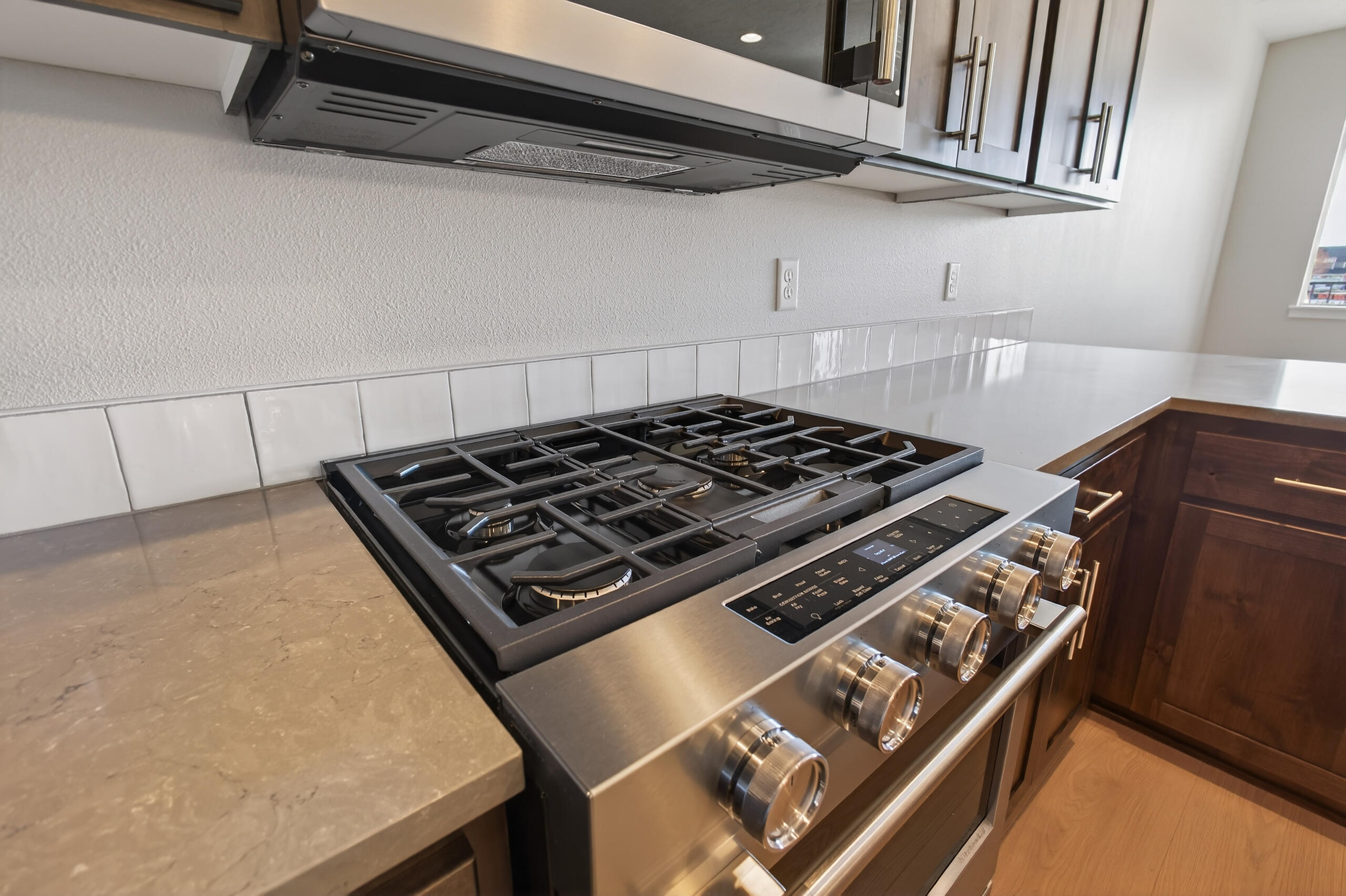 4080 Southwest 39th Street, Unit LOT 30 Redmond, OR 97756 - Photo 9 of 38 Kitchen oven:range