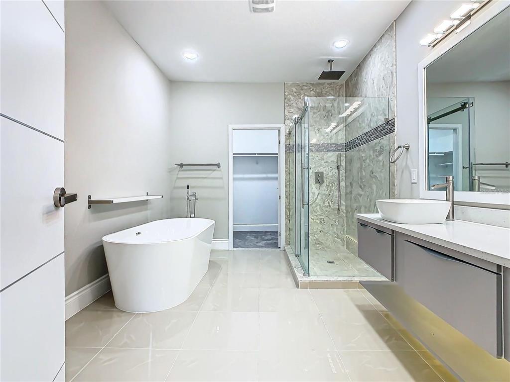 2000 Greenbriar Terrace Davenport, FL 33837 - Photo 38 of 50 a bathroom with a tub sink shower and mirror