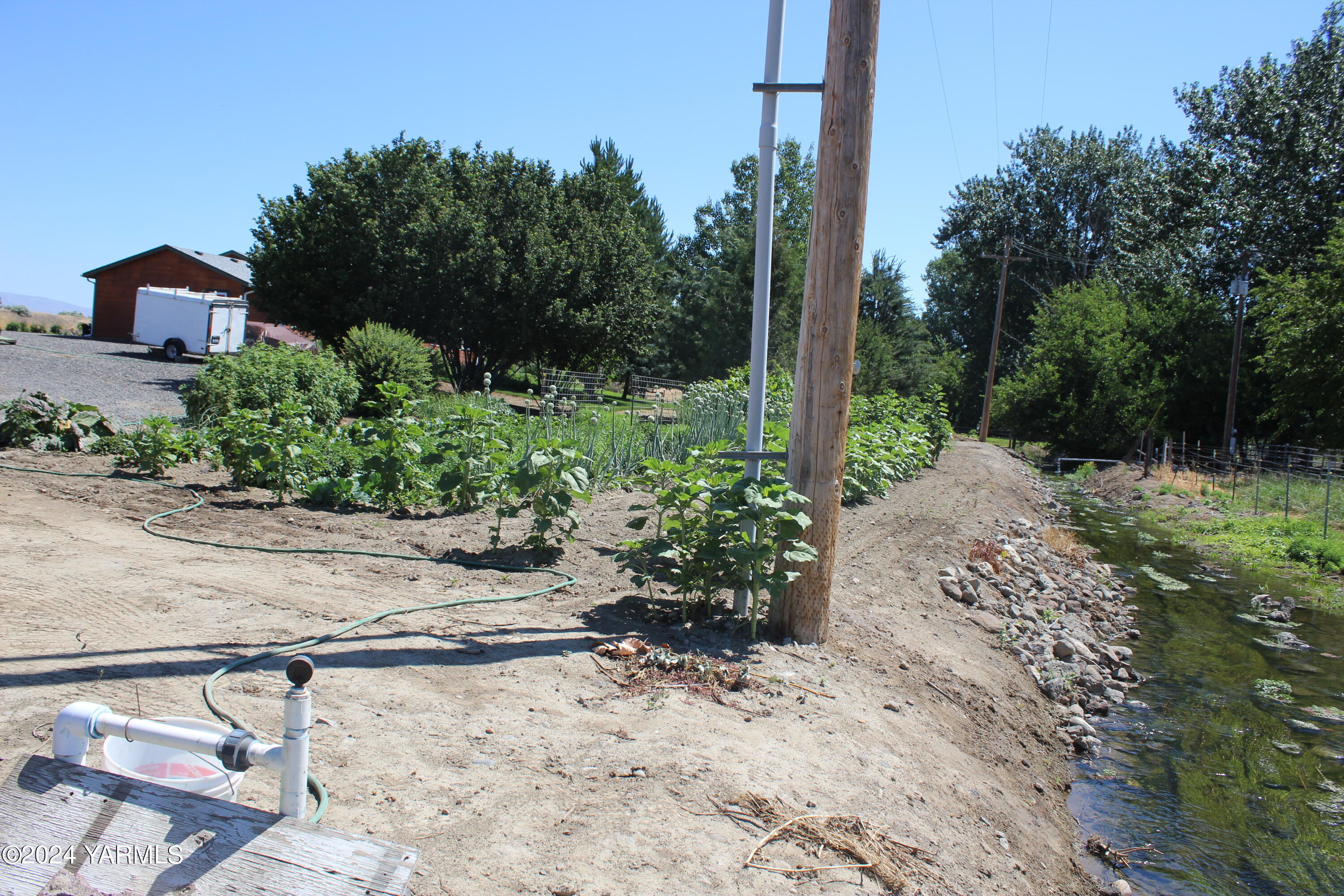 12933 Missimer Road Prosser, WA 99350 - Photo 17 of 39 a pathway of a house with a yard