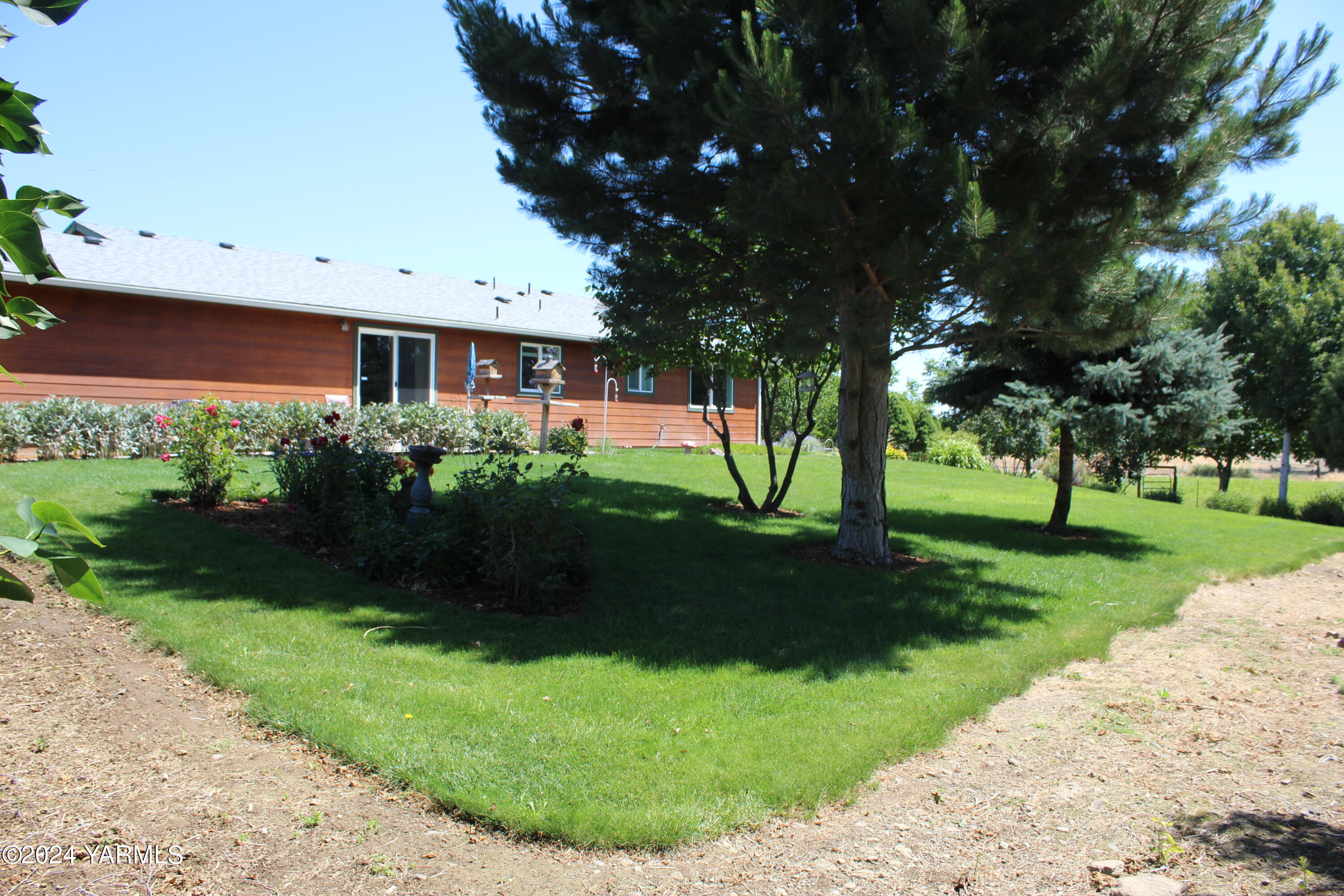 12933 Missimer Road Prosser, WA 99350 - Photo 19 of 39 a front view of a house with garden
