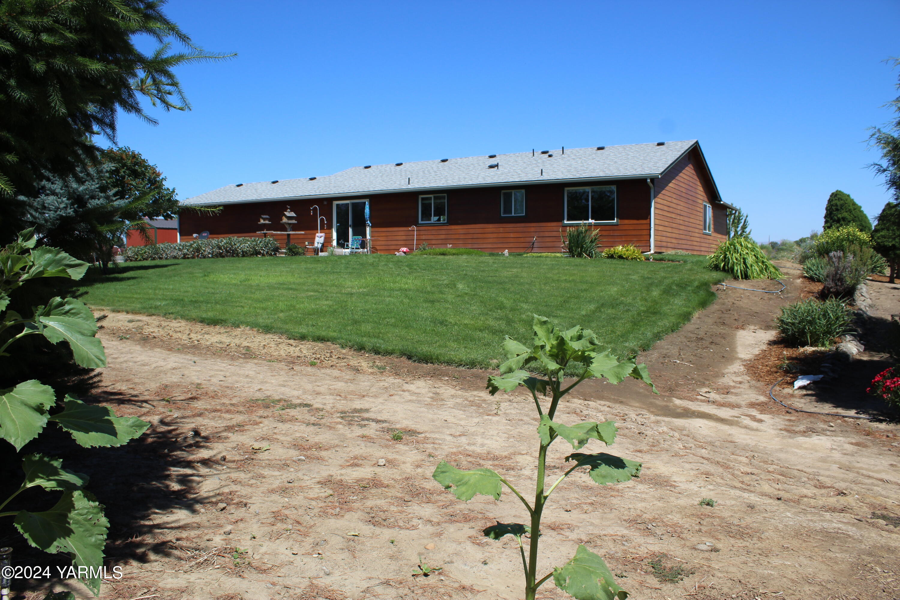 12933 Missimer Road Prosser, WA 99350 - Photo 20 of 39 a front view of house with yard and green space