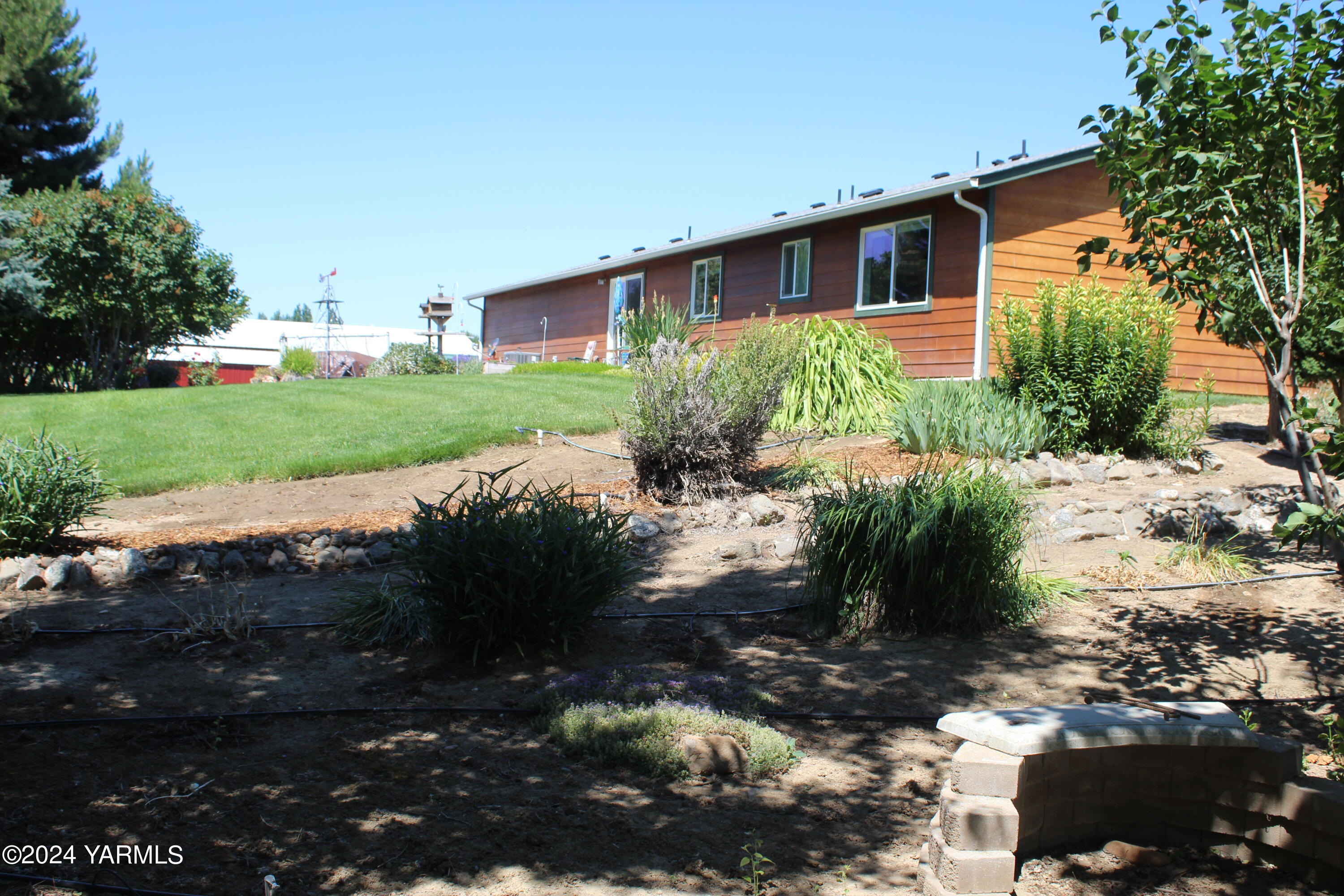 12933 Missimer Road Prosser, WA 99350 - Photo 23 of 39 a front view of a house with garden