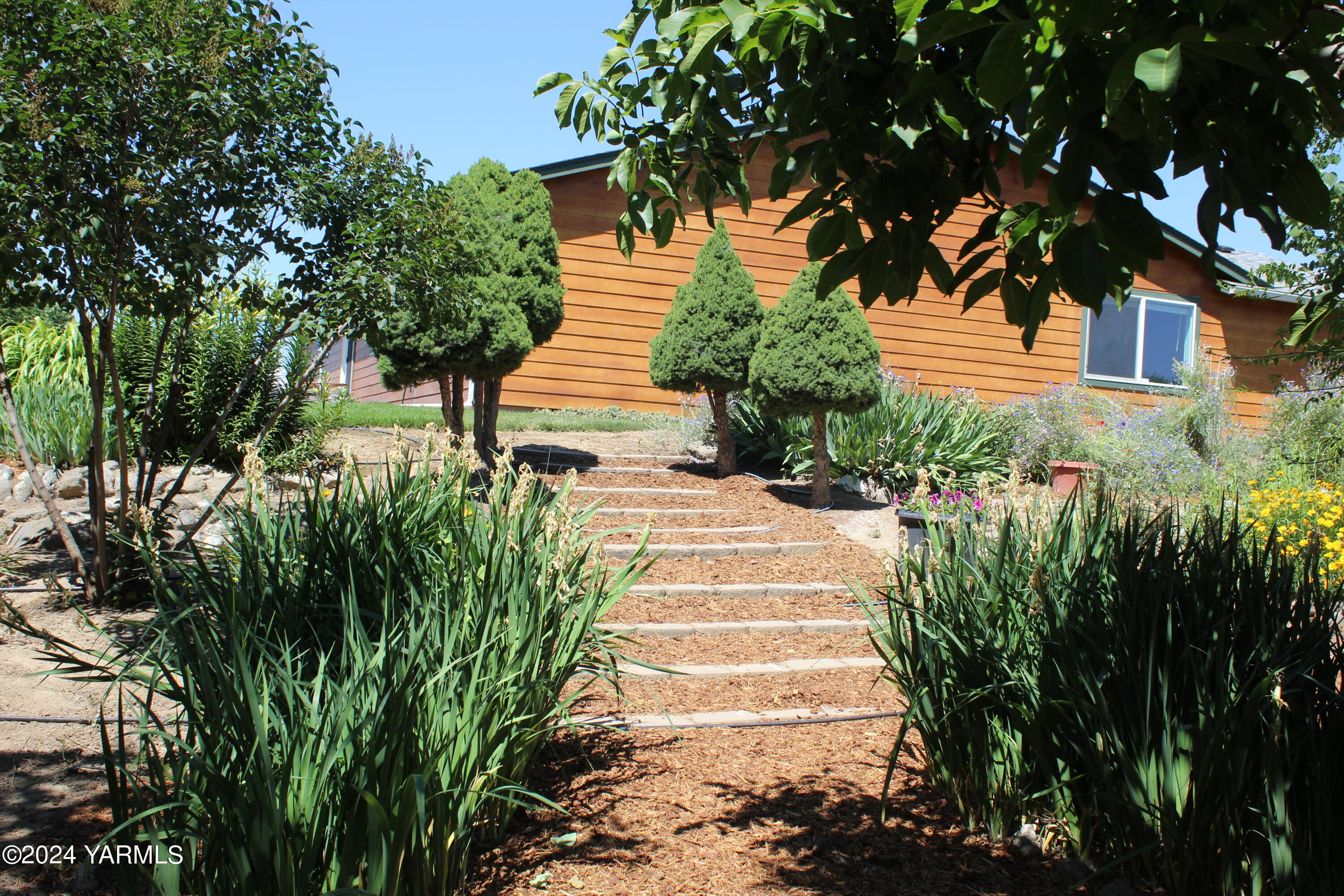 12933 Missimer Road Prosser, WA 99350 - Photo 24 of 39 a front view of a house with a yard