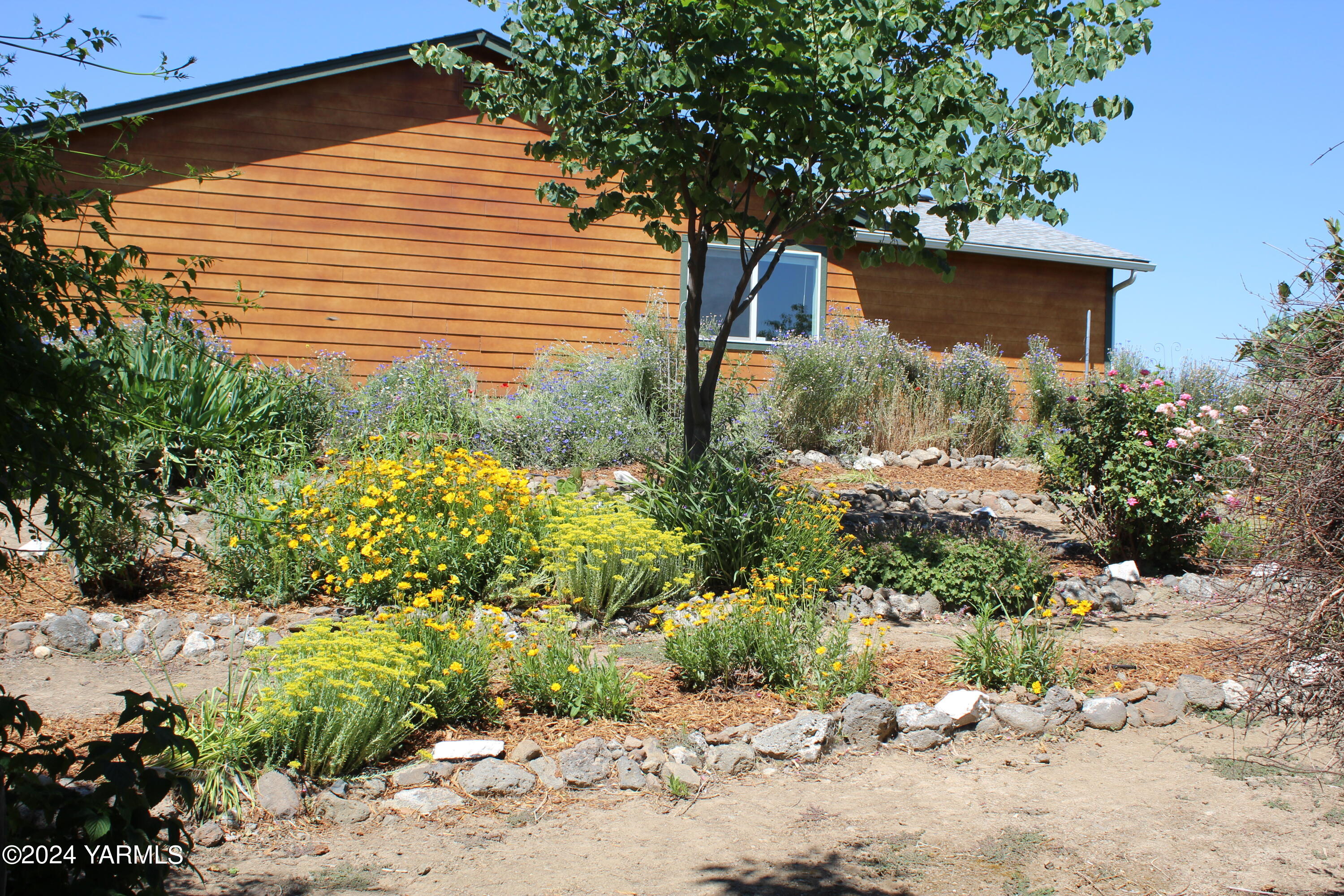 12933 Missimer Road Prosser, WA 99350 - Photo 25 of 39 a front view of a house with a yard