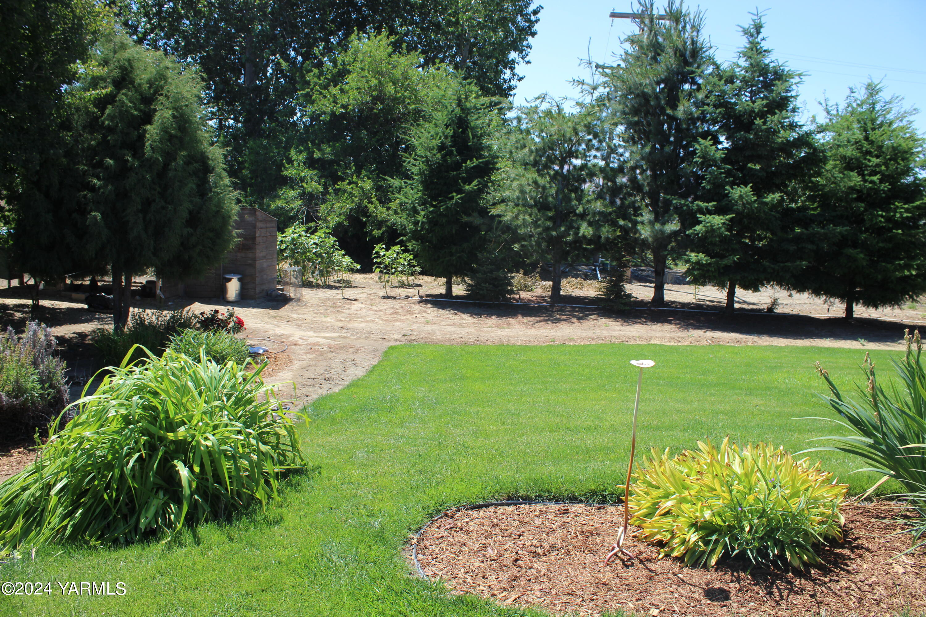 12933 Missimer Road Prosser, WA 99350 - Photo 29 of 39 a view of a backyard with a garden