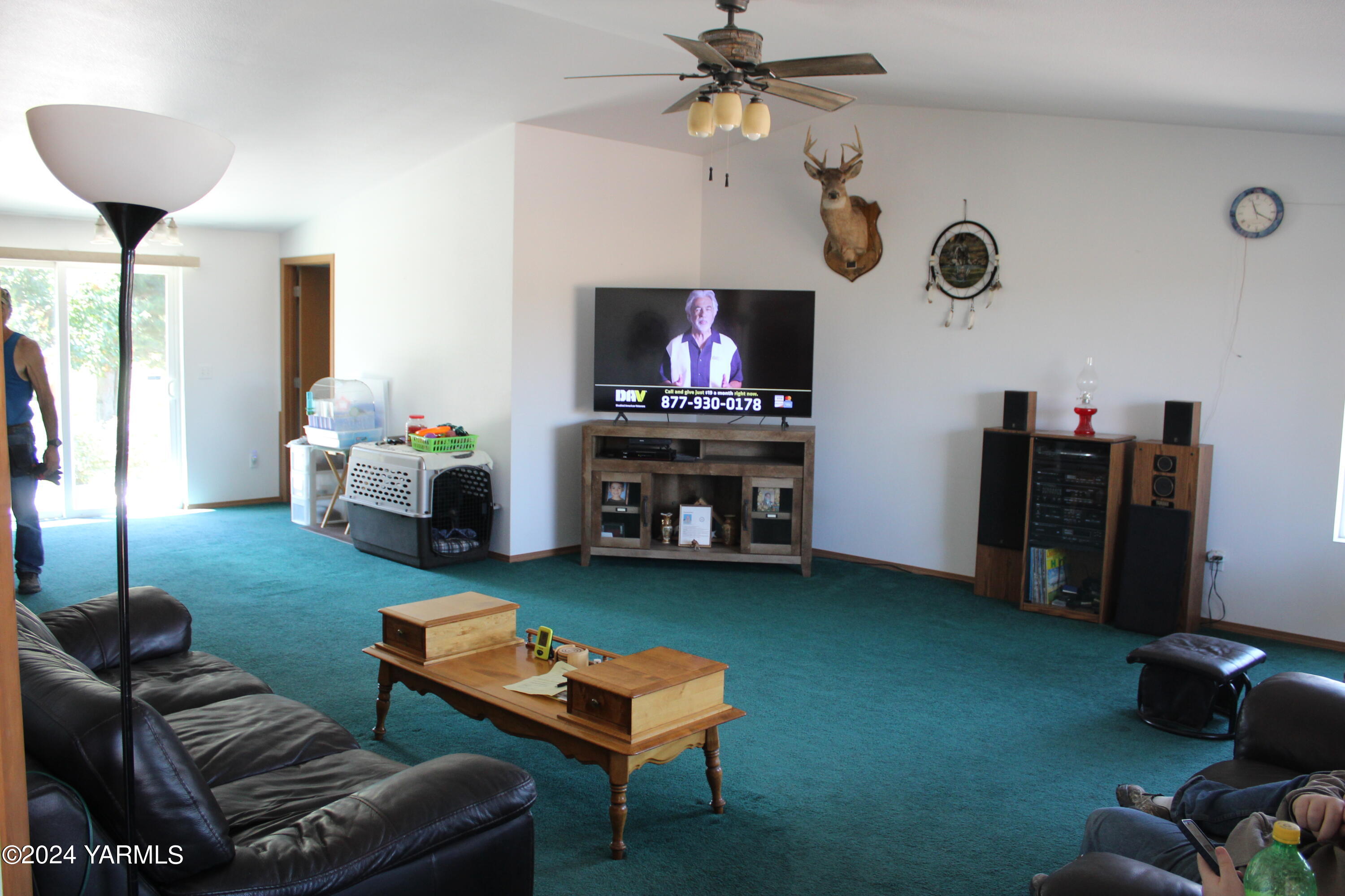 12933 Missimer Road Prosser, WA 99350 - Photo 3 of 39 a living room with furniture and a flat screen tv