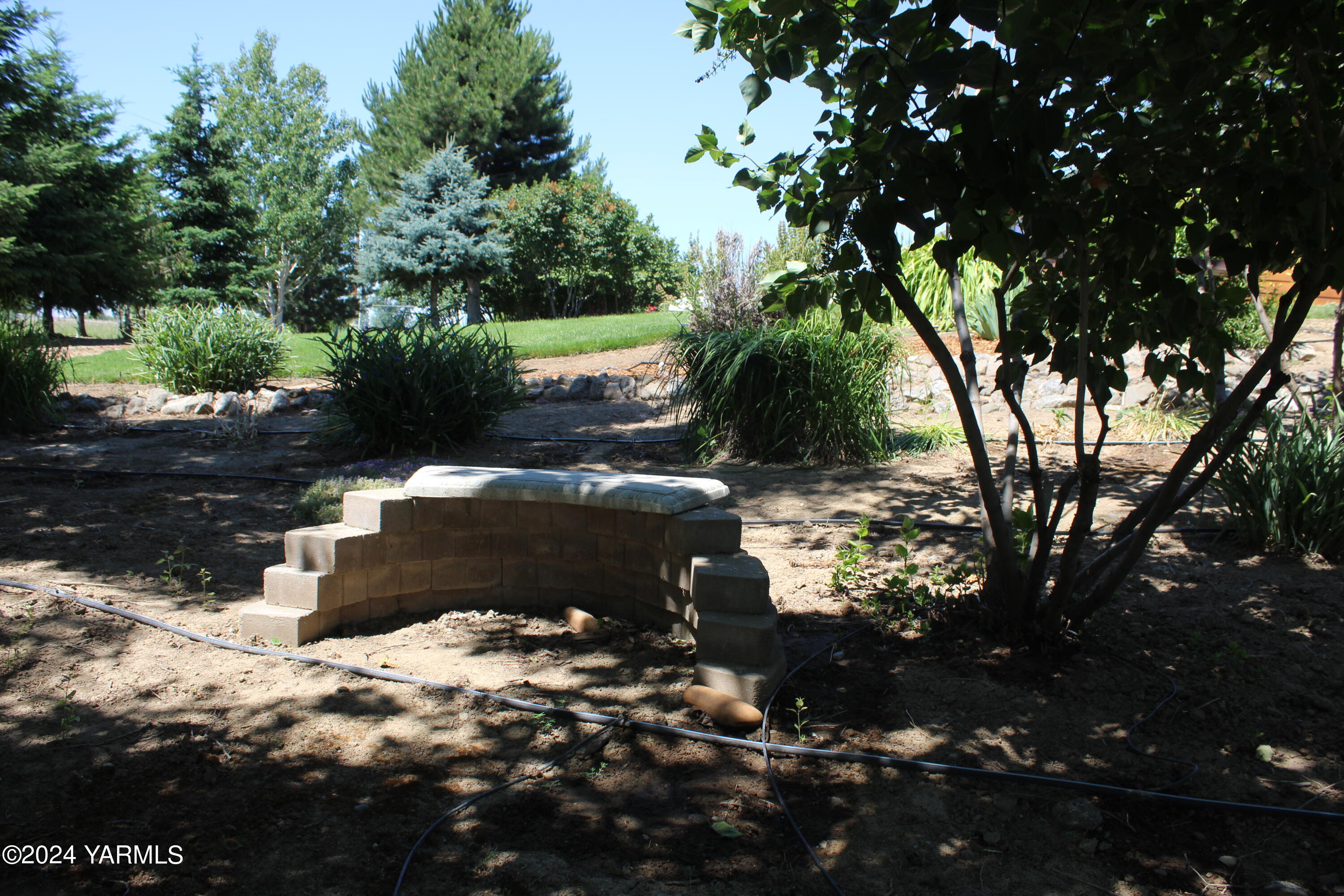 12933 Missimer Road Prosser, WA 99350 - Photo 33 of 39 a view of a backyard of a house with a yard