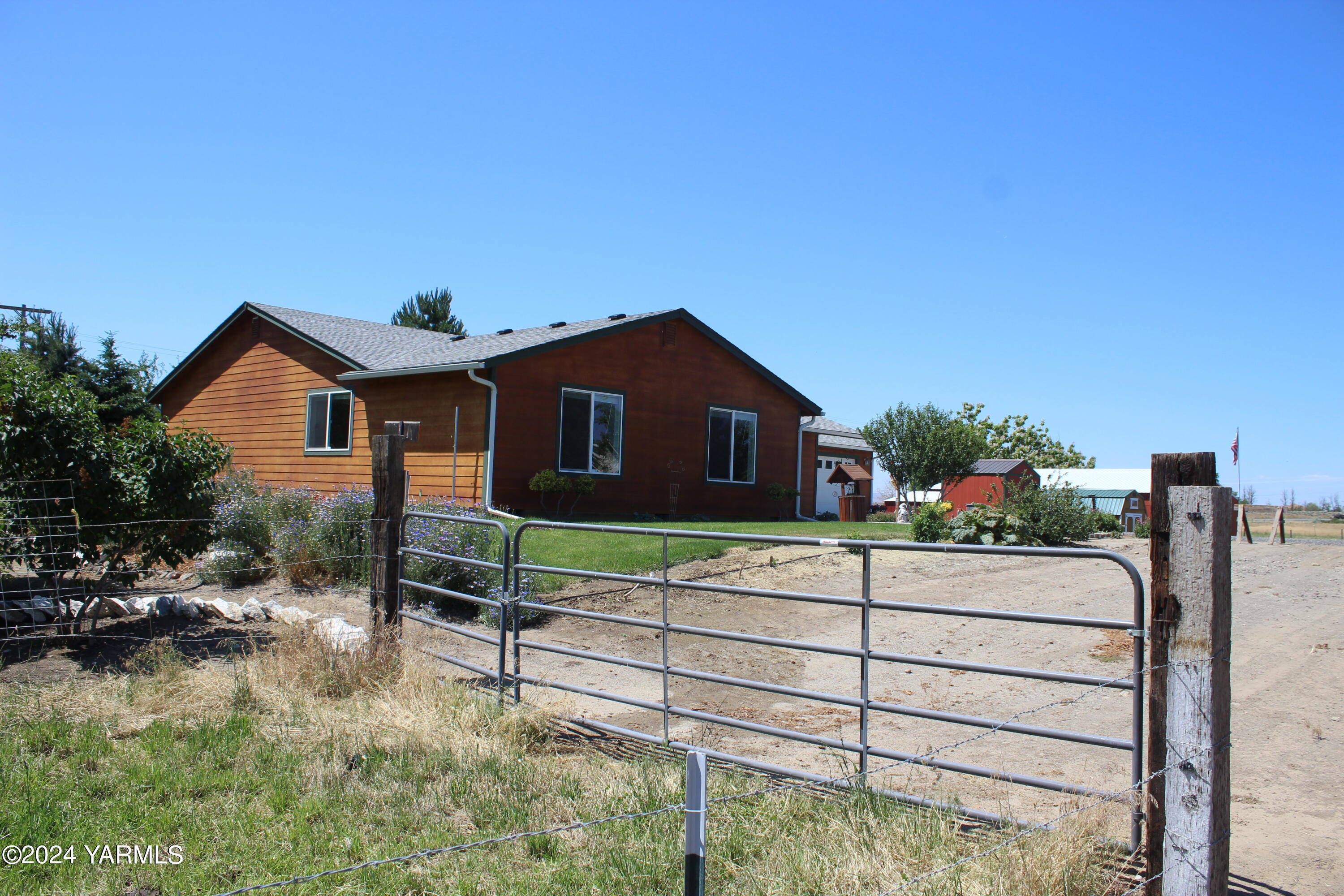 12933 Missimer Road Prosser, WA 99350 - Photo 38 of 39 a front view of a house with a yard
