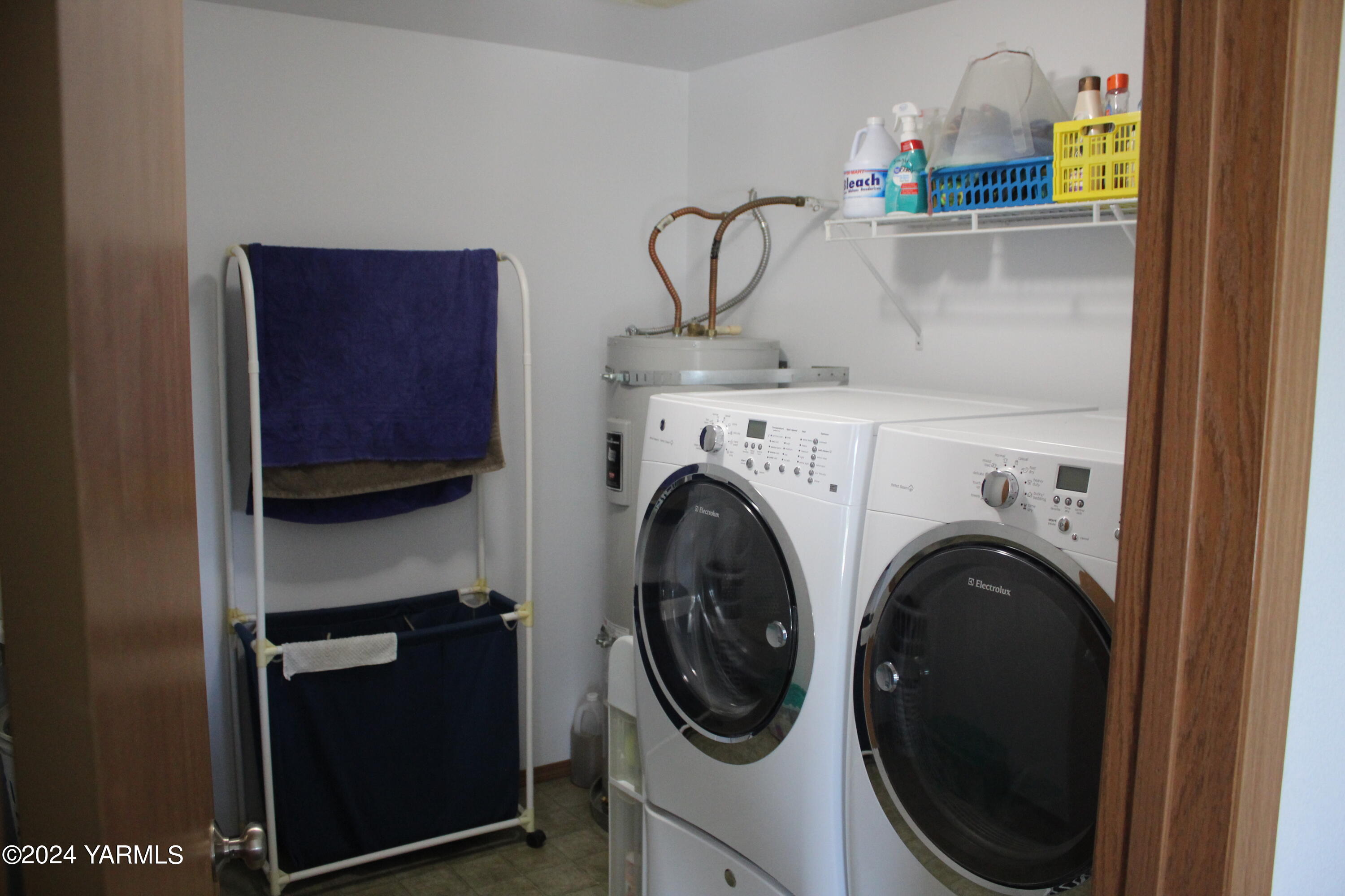 12933 Missimer Road Prosser, WA 99350 - Photo 4 of 39 a utility room with dryer and washer