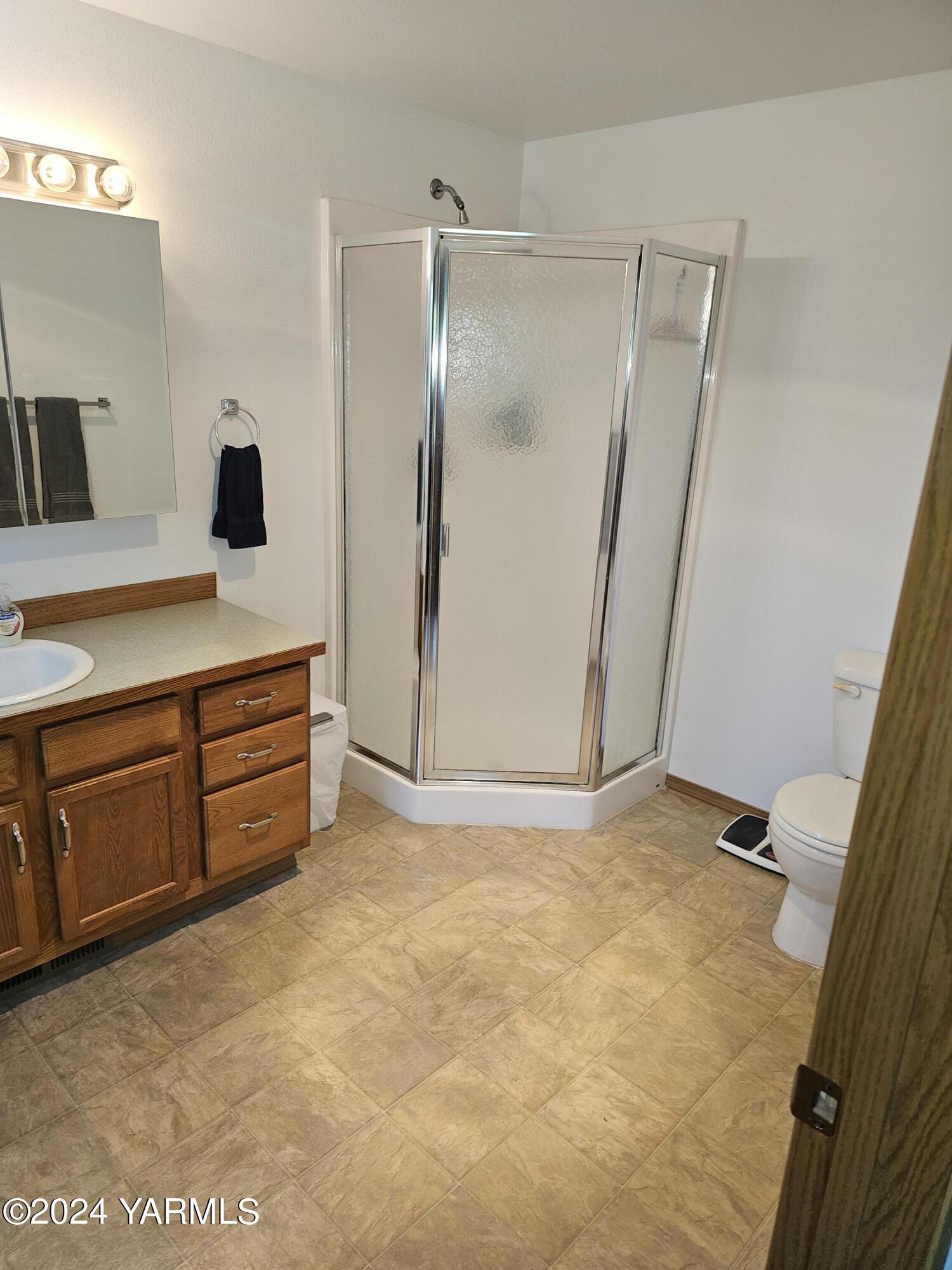12933 Missimer Road Prosser, WA 99350 - Photo 10 of 39 a bathroom with a tub sink and mirror