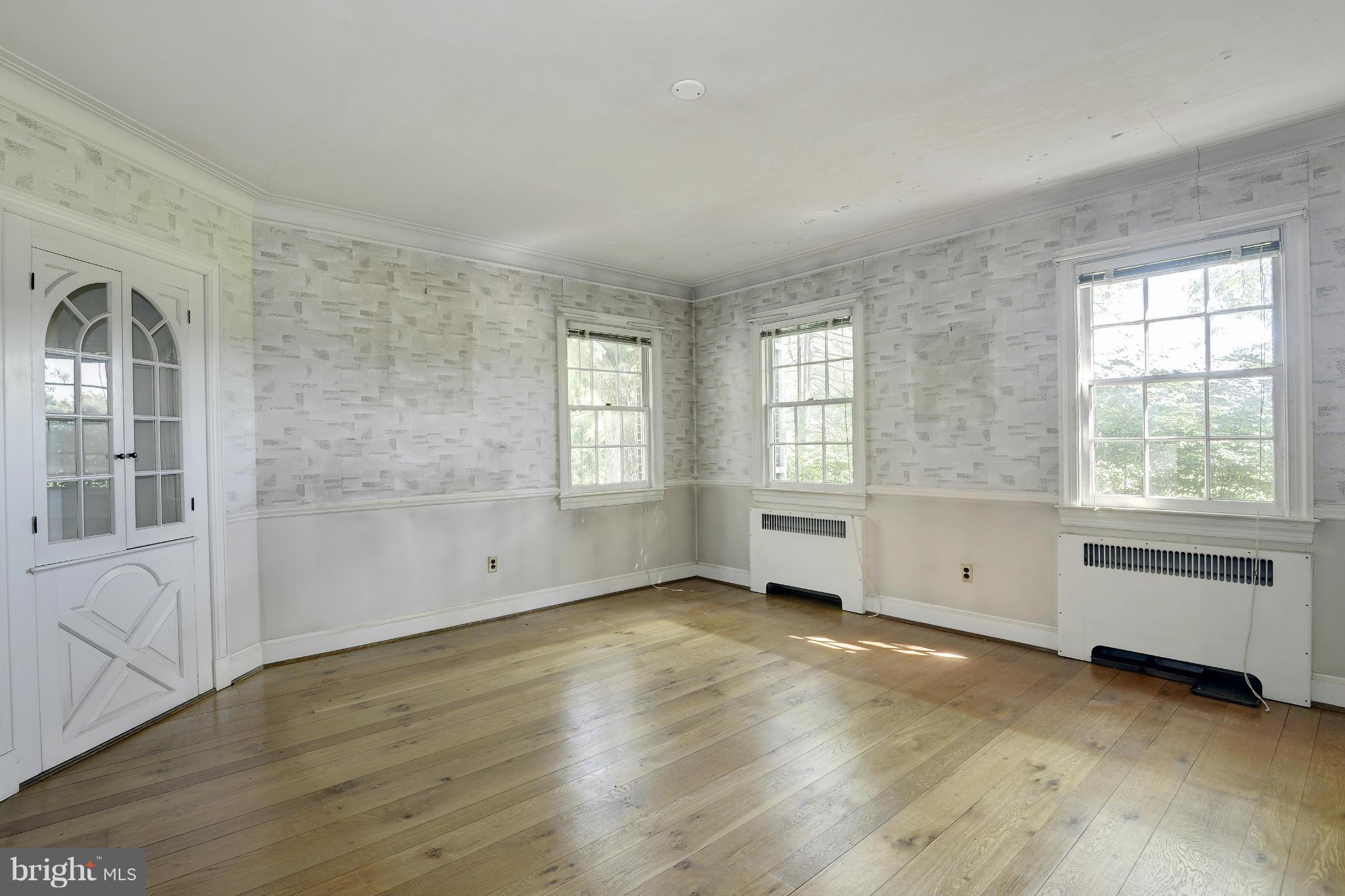 9420 River Road Potomac, MD 20854 - Photo 5 of 8 Living Room