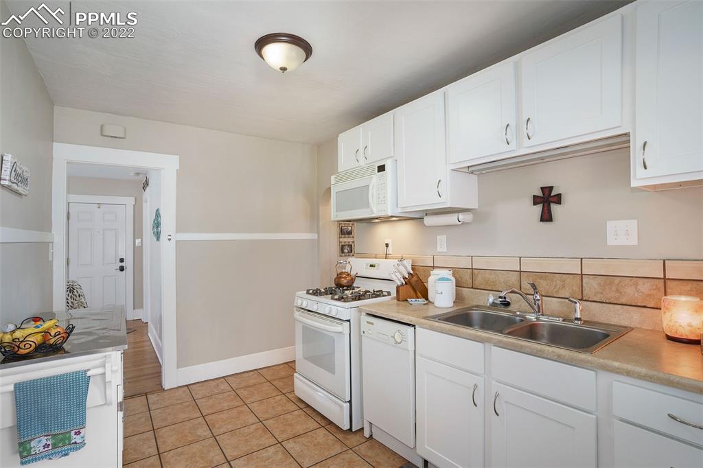 1009 East Monument Street Colorado Springs, CO 80903 - Photo 12 of 38